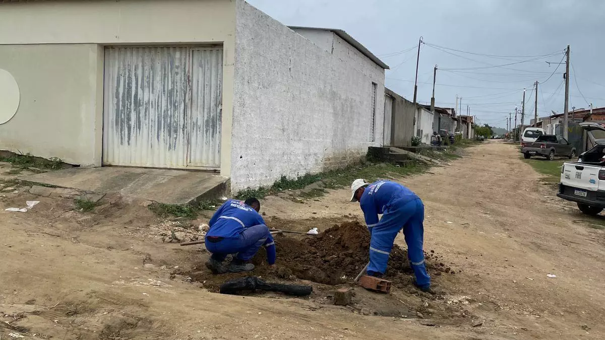Equipes da Empresa Baiana de Águas e Saneamento (Embasa) retiraram uma ligação fraudulenta na rede distribuidora de água que abastecia