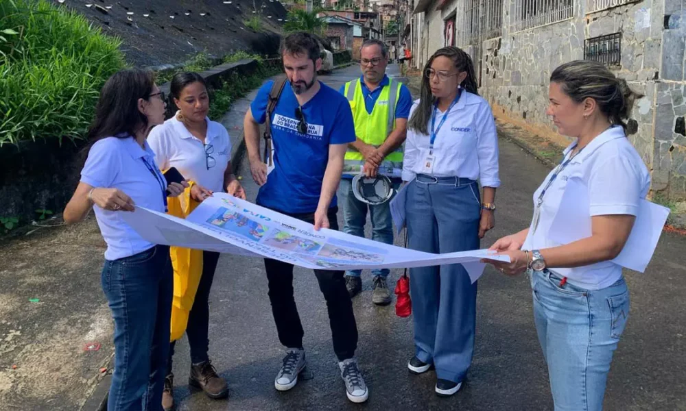 coordenador do Trabalho de Mitigação e Prevenção de Riscos, Daniel Masiero, visitaram a obra de contenção de encosta