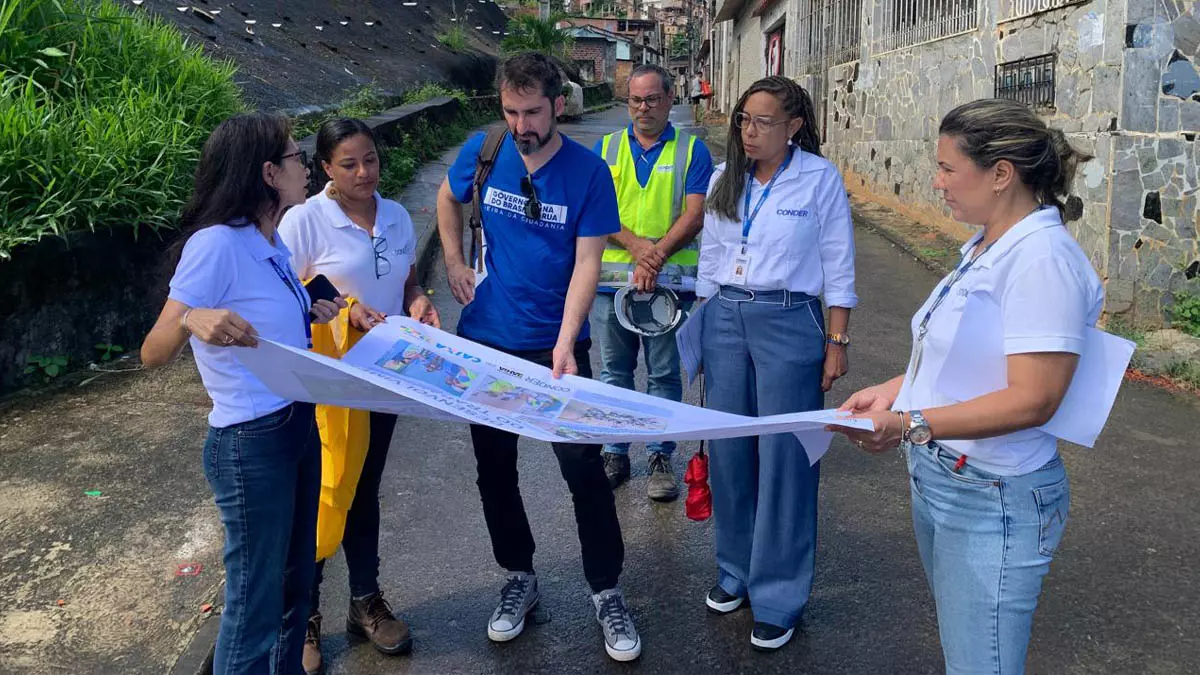 coordenador do Trabalho de Mitigação e Prevenção de Riscos, Daniel Masiero, visitaram a obra de contenção de encosta