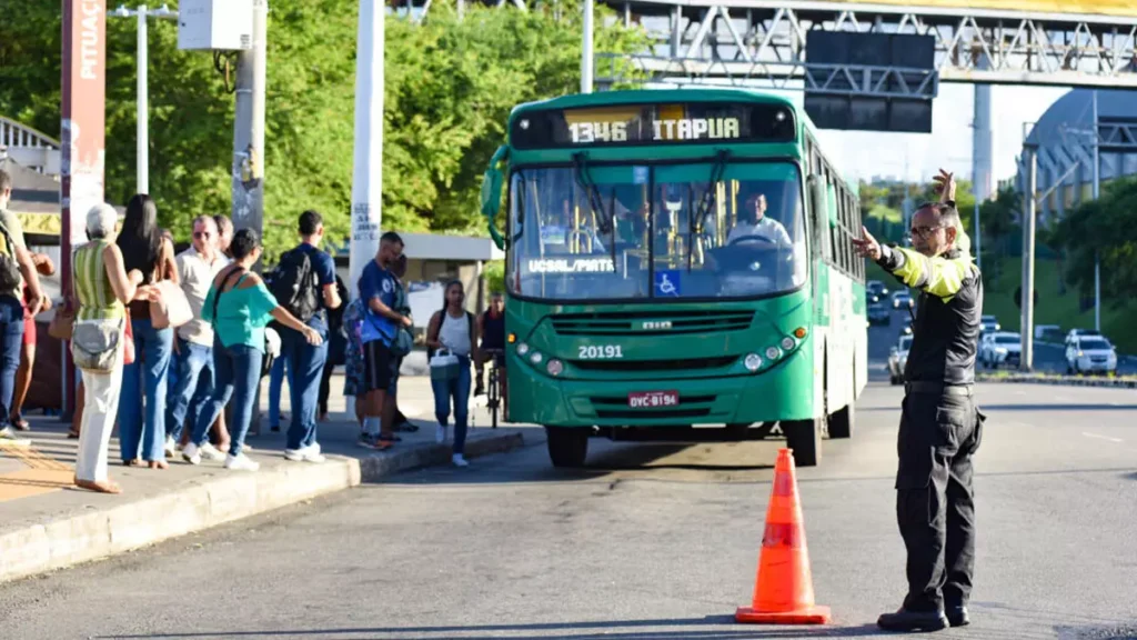 A greve dos rodoviários de Salvador foi suspensa na manhã desta sexta-feira (22), após assembleia da categoria que aprovou uma