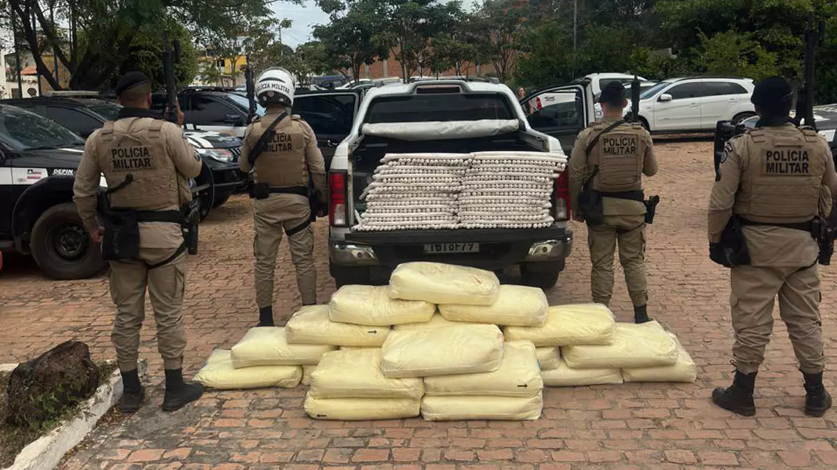 policiais militares da 29ª CIPM prenderam um indivíduo e apreenderam materiais explosivos no bairro União, em Seabra. 