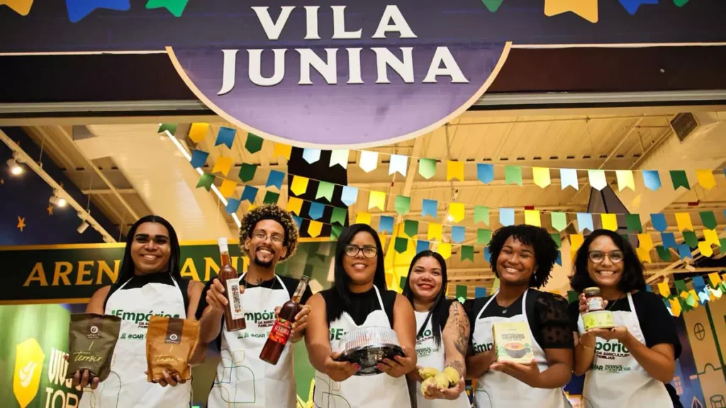 em uma grande vila junina, reunindo produtos que expressam a identidade dos territórios rurais da Bahia, produzidos por cooperativas