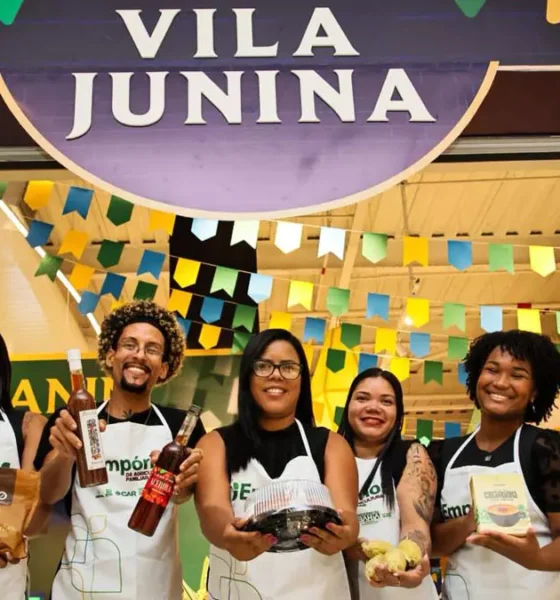 em uma grande vila junina, reunindo produtos que expressam a identidade dos territórios rurais da Bahia, produzidos por cooperativas