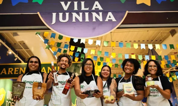 em uma grande vila junina, reunindo produtos que expressam a identidade dos territórios rurais da Bahia, produzidos por cooperativas