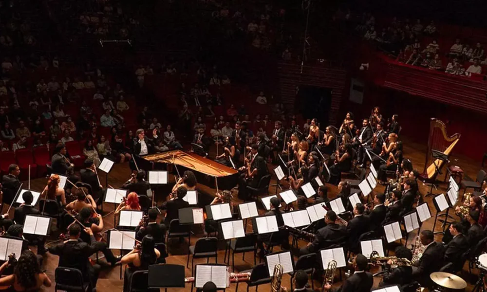 realizada por um grupo brasileiro na China. Com um concerto de gala no Shenzhen Concert Hall, a Orquestra do Neojiba (Núcleos Estaduais