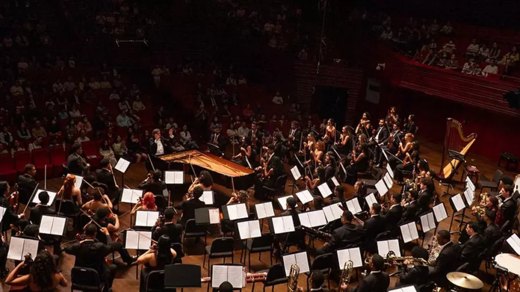 realizada por um grupo brasileiro na China. Com um concerto de gala no Shenzhen Concert Hall, a Orquestra do Neojiba (Núcleos Estaduais