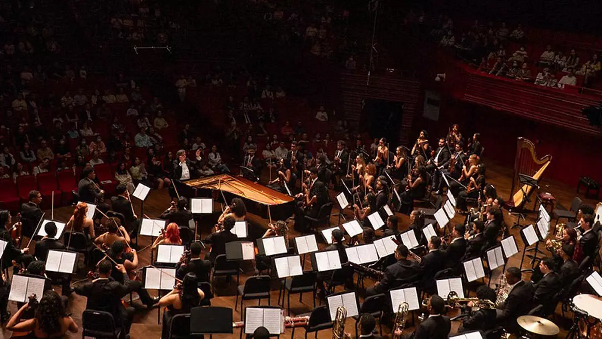 realizada por um grupo brasileiro na China. Com um concerto de gala no Shenzhen Concert Hall, a Orquestra do Neojiba (Núcleos Estaduais