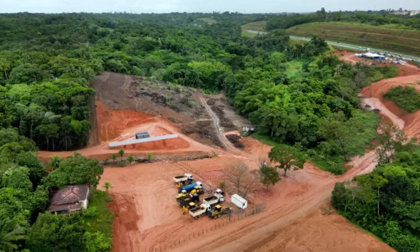 A construção de uma nova maternidade com capacidade para 117 leitos, em Lauro de Freitas, representa um reforço significativo