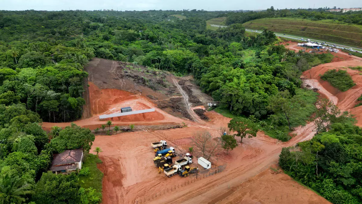 A construção de uma nova maternidade com capacidade para 117 leitos, em Lauro de Freitas, representa um reforço significativo