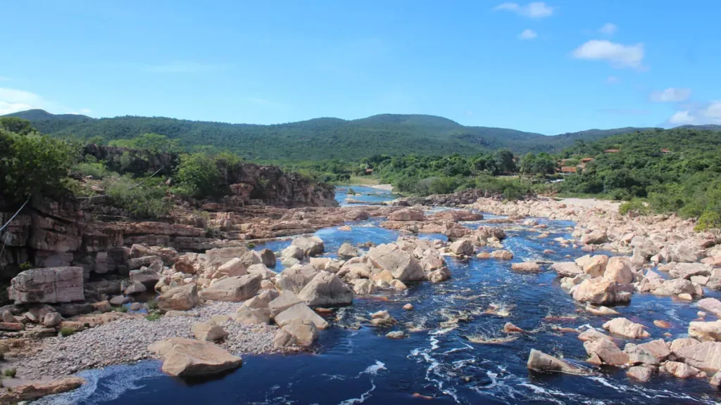 O fim de semana será marcado por cenários distintos nas diferentes regiões da Bahia. Enquanto o litoral deve enfrentar instabilidades,