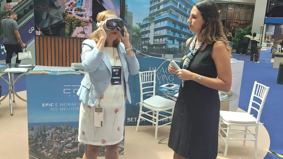 atraído o público com uma experiência tecnológica inovadora: o uso de óculos de realidade aumentada que permitem visualiza