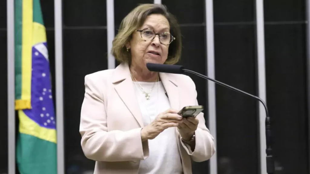A deputada federal Lídice da Mata (PSB-BA) ironizou a concessão do título de cidadão de Salvador ao senador Flávio Bolsonaro.