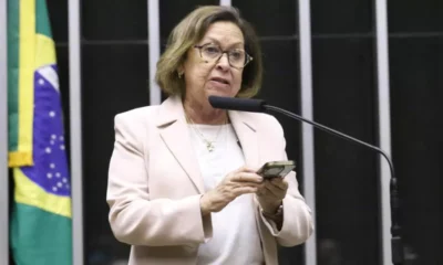 A deputada federal Lídice da Mata (PSB-BA) ironizou a concessão do título de cidadão de Salvador ao senador Flávio Bolsonaro.