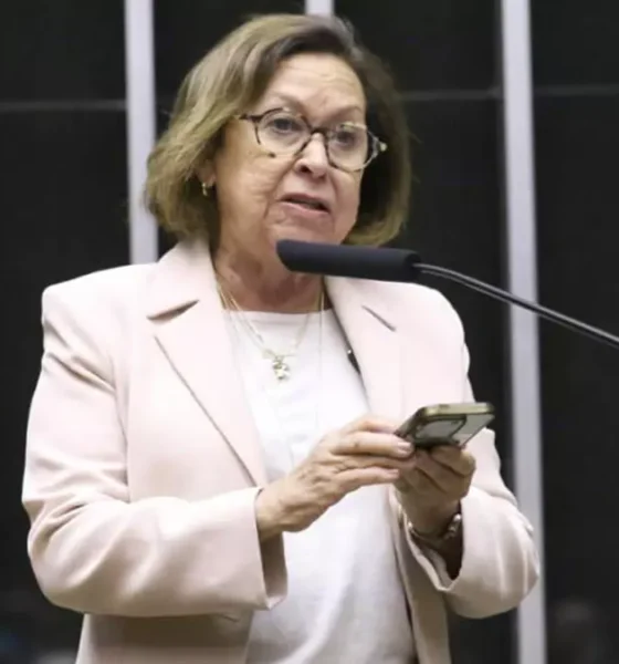 A deputada federal Lídice da Mata (PSB-BA) ironizou a concessão do título de cidadão de Salvador ao senador Flávio Bolsonaro.
