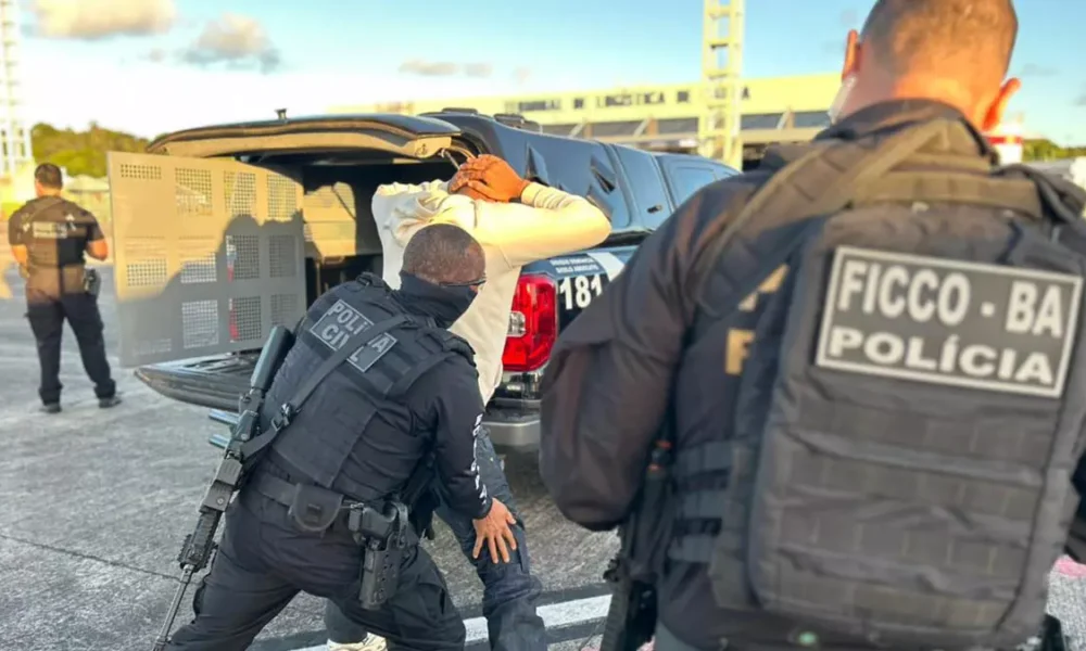 Chegou a Salvador na manhã deste sábado (16), o casal líder de uma facção capturado pela Polícia da Bahia no dia 10 de maio