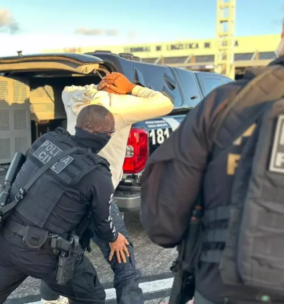 Chegou a Salvador na manhã deste sábado (16), o casal líder de uma facção capturado pela Polícia da Bahia no dia 10 de maio