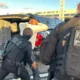 Chegou a Salvador na manhã deste sábado (16), o casal líder de uma facção capturado pela Polícia da Bahia no dia 10 de maio