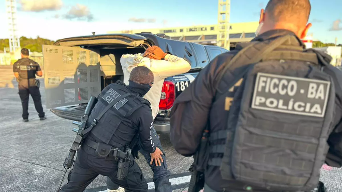 Chegou a Salvador na manhã deste sábado (16), o casal líder de uma facção capturado pela Polícia da Bahia no dia 10 de maio