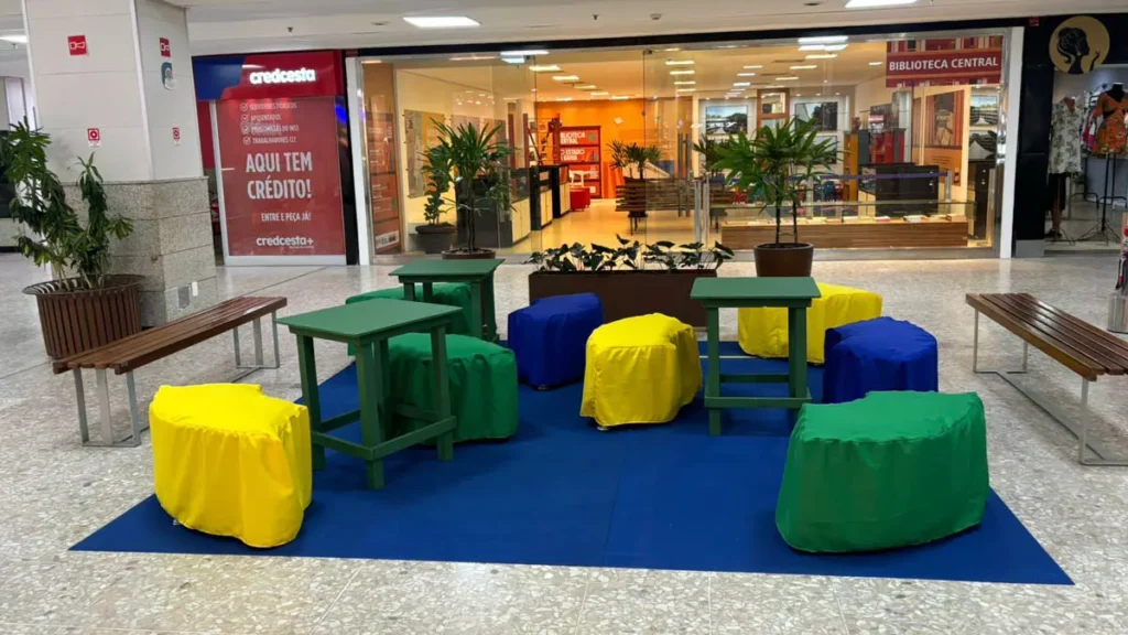 O clima de Copa do Mundo já começa a contagiar Salvador, e os colecionadores de figurinhas ganharam um novo ponto de encontro