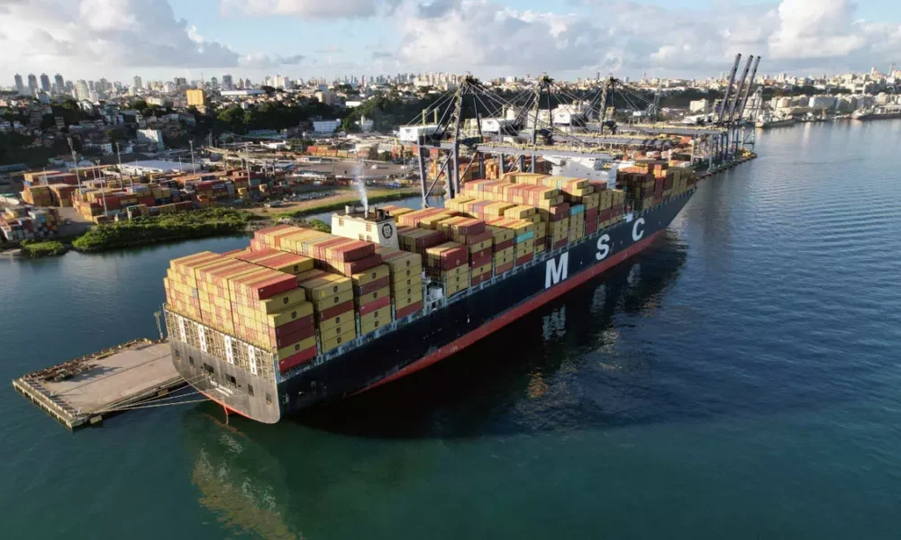 no porto da capital baiana, o navio com as primeiras peças da obra da Ponte Salvador–Itaparica, vindas da China.