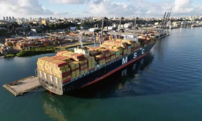 no porto da capital baiana, o navio com as primeiras peças da obra da Ponte Salvador–Itaparica, vindas da China.