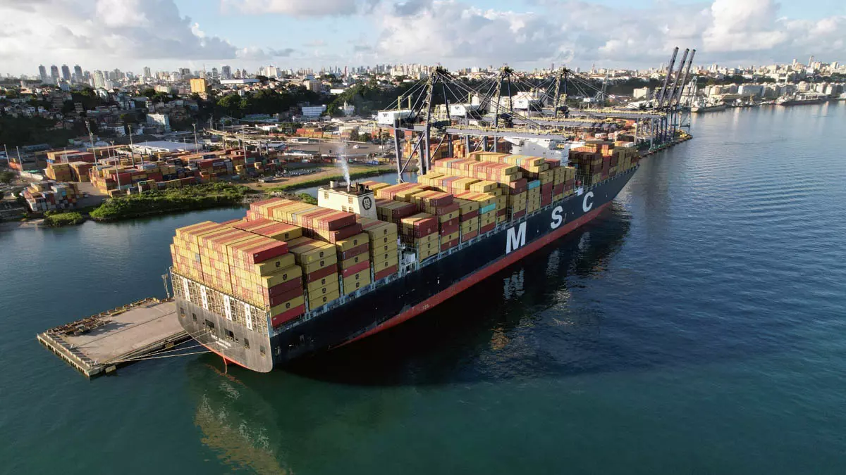 no porto da capital baiana, o navio com as primeiras peças da obra da Ponte Salvador–Itaparica, vindas da China.