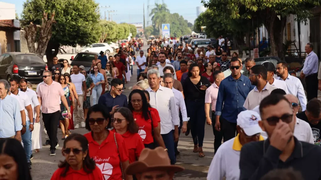 O governador Jerônimo Rodrigues foi recebido pela população de Santa Rita de Cássia nesta sexta-feira (22) para participar das