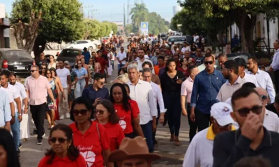 O governador Jerônimo Rodrigues foi recebido pela população de Santa Rita de Cássia nesta sexta-feira (22) para participar das