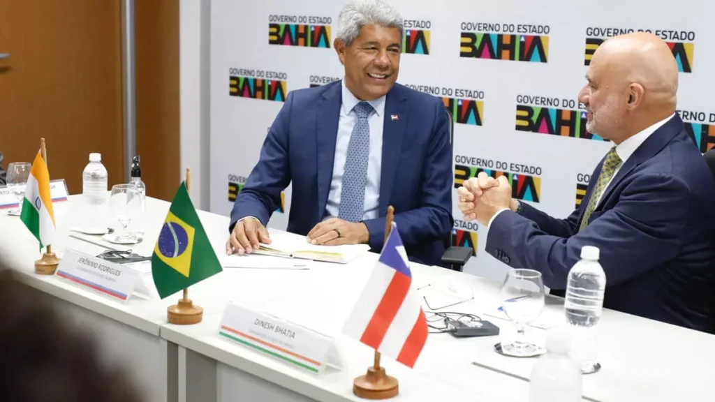 O governador Jerônimo Rodrigues recebeu, nesta segunda-feira (25), o embaixador da Índia no Brasil, Dinesh Bhatia,