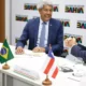 O governador Jerônimo Rodrigues recebeu, nesta segunda-feira (25), o embaixador da Índia no Brasil, Dinesh Bhatia,