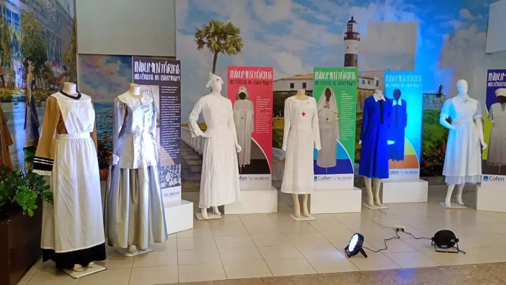 uma viagem pela história da enfermagem por meio da exposição Indumentárias Históricas da Enfermagem (1890–1950),