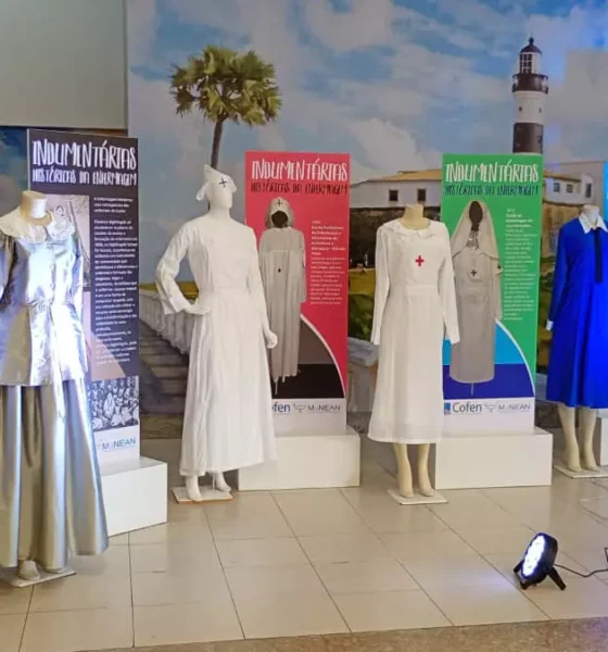 uma viagem pela história da enfermagem por meio da exposição Indumentárias Históricas da Enfermagem (1890–1950),