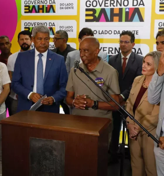 O governador Jerônimo Rodrigues sancionou, nesta sexta-feira (29), quatro projetos de lei voltados à valorização dos servidores