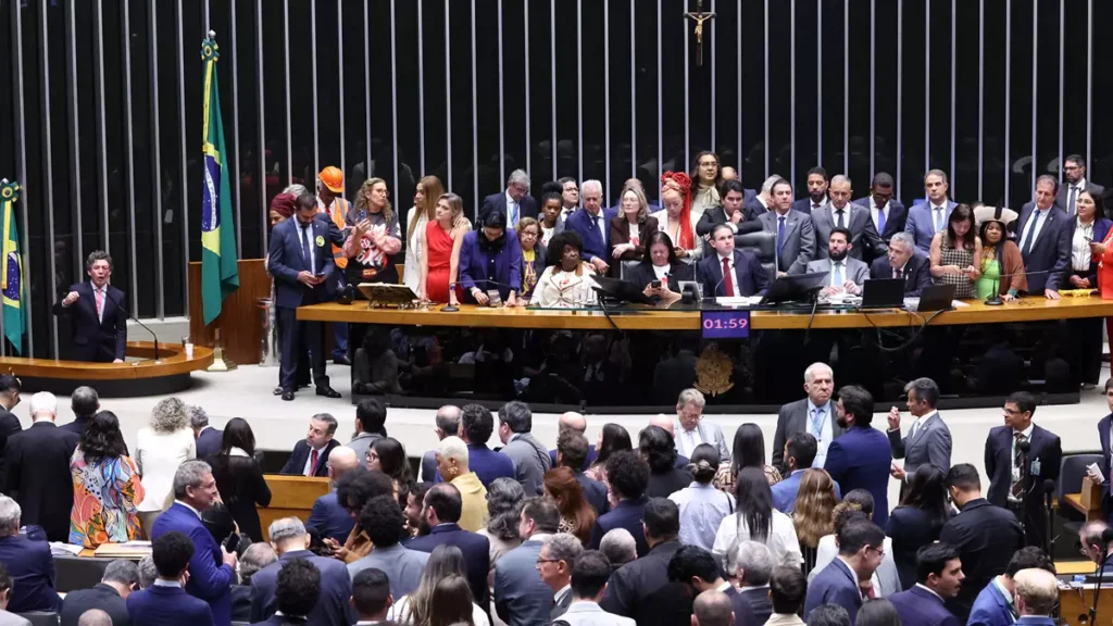 A Câmara dos Deputados aprovou, na noite desta quarta-feira (27), em dois turnos, a Proposta de Emenda à Constituição (PEC) 221/19,
