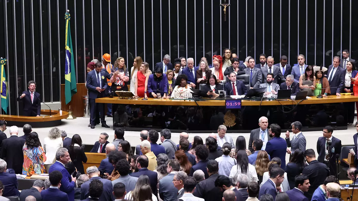 A Câmara dos Deputados aprovou, na noite desta quarta-feira (27), em dois turnos, a Proposta de Emenda à Constituição (PEC) 221/19,
