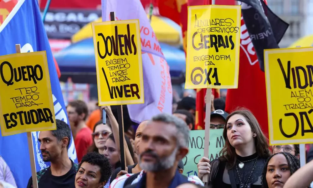 A regra de transição para a redução da jornada de trabalho das atuais 44 horas para 40 horas semanais deve ser de um ano, segundo