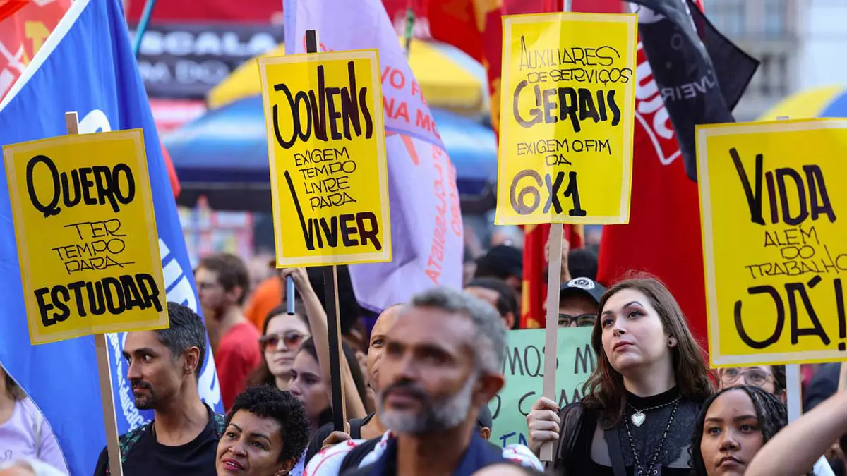 A regra de transição para a redução da jornada de trabalho das atuais 44 horas para 40 horas semanais deve ser de um ano, segundo