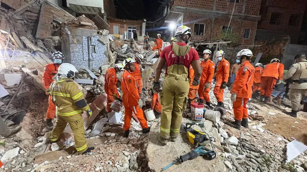 ao menos seis pessoas estavam no imóvel no momento do acidente, que ocorreu por volta das 17h. As causas do desabamento