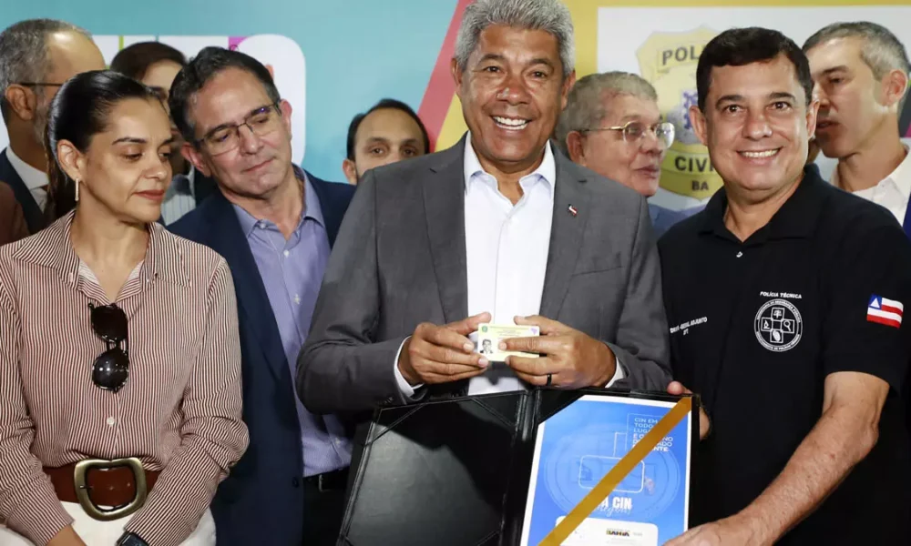 O Governo da Bahia iniciou, na manhã desta quarta-feira (10), a emissão da nova Carteira de Identidade Nacional (CIN) em cartão