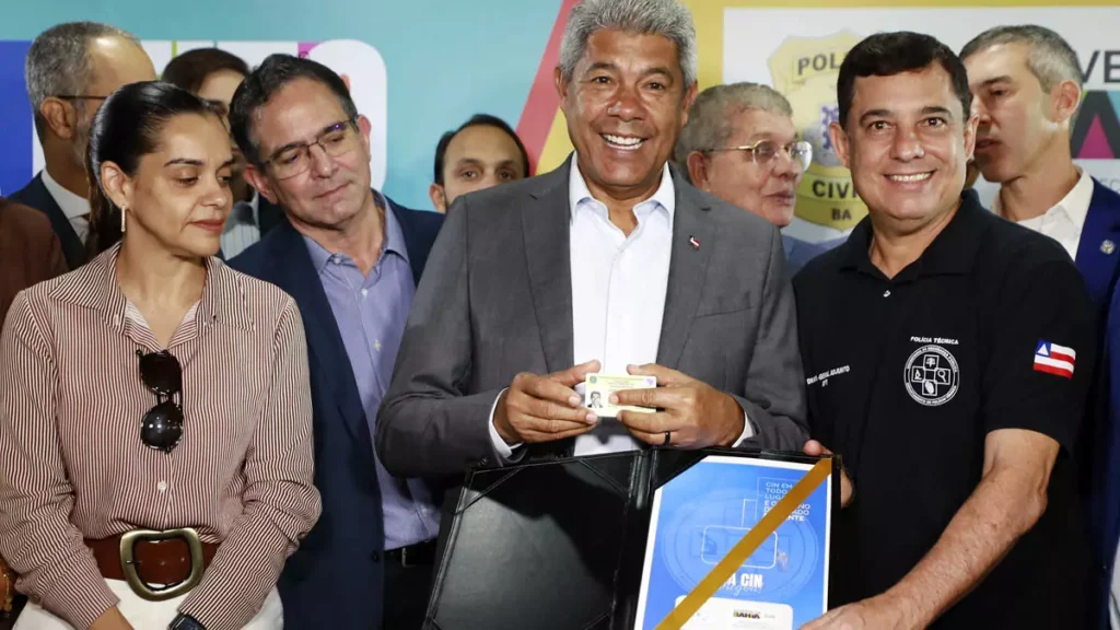 O Governo da Bahia iniciou, na manhã desta quarta-feira (10), a emissão da nova Carteira de Identidade Nacional (CIN) em cartão