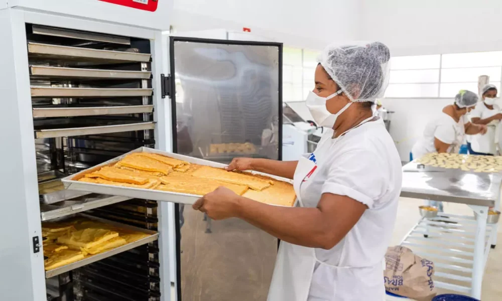 a agroindustrialização da mandioca tem transformado a vida de dezenas de famílias. À frente dessa mudança está um grupo de mulheres