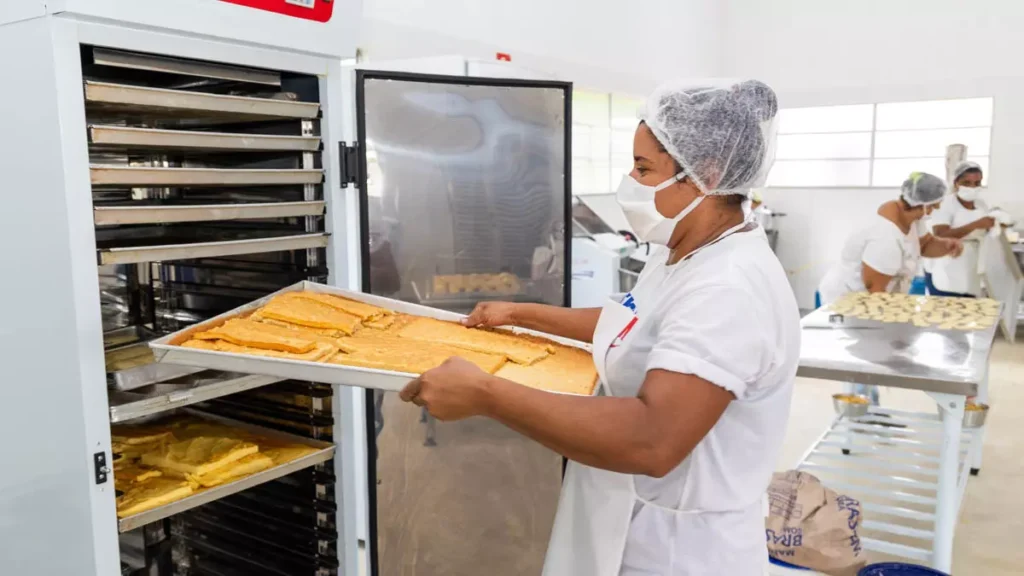 a agroindustrialização da mandioca tem transformado a vida de dezenas de famílias. À frente dessa mudança está um grupo de mulheres