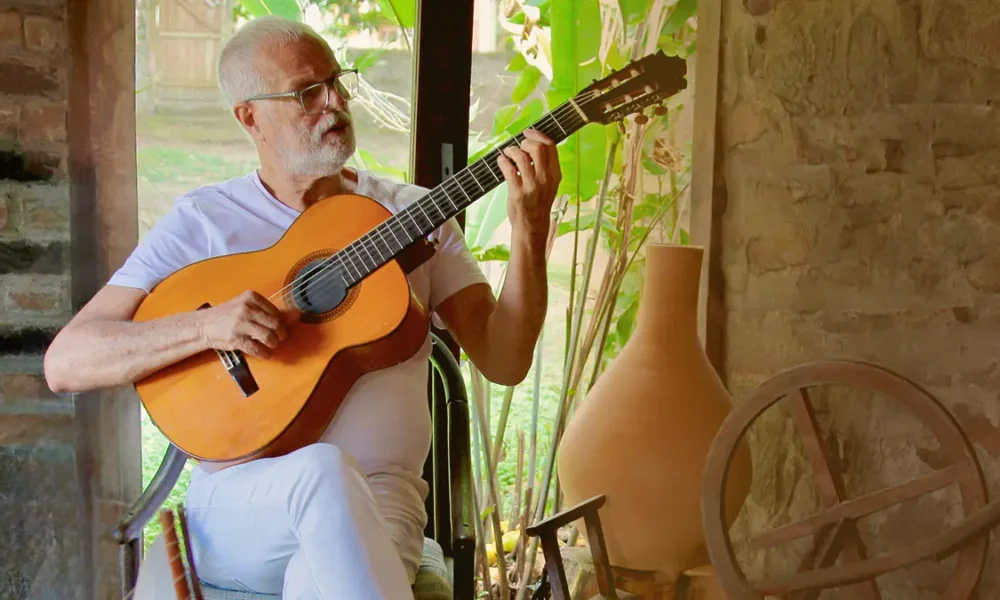 O palco do Cineteatro 2 de Julho, em Salvador, recebe o cantor Roberto Mendes para uma apresentação especial nesta terça-feira (2)