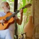 O palco do Cineteatro 2 de Julho, em Salvador, recebe o cantor Roberto Mendes para uma apresentação especial nesta terça-feira (2)