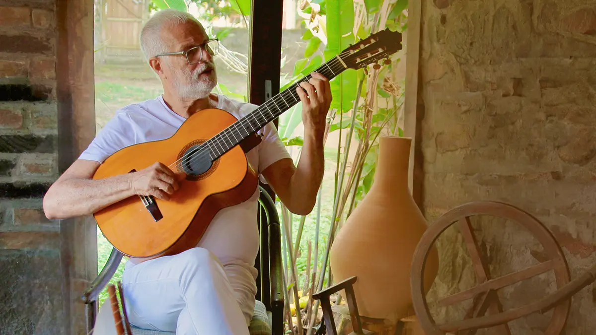 O palco do Cineteatro 2 de Julho, em Salvador, recebe o cantor Roberto Mendes para uma apresentação especial nesta terça-feira (2)