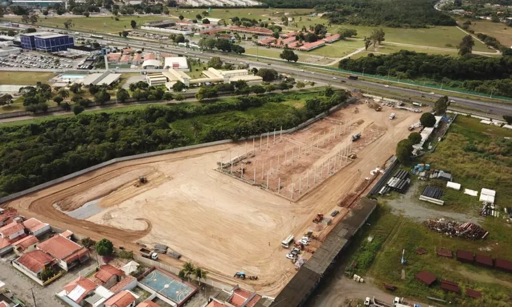 As obras do novo Centro de Distribuição Logístico da Embasa, em Feira de Santana, avançam e já ultrapassaram 30% de execução.