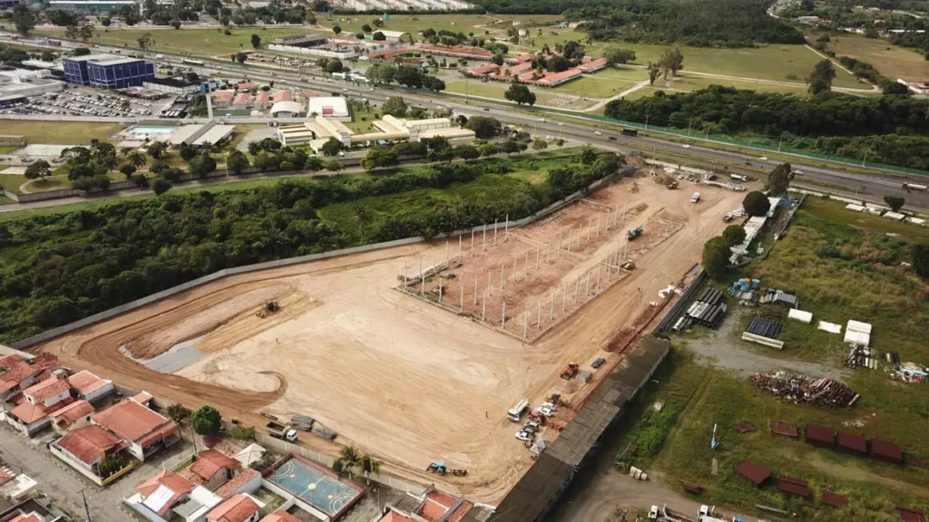 As obras do novo Centro de Distribuição Logístico da Embasa, em Feira de Santana, avançam e já ultrapassaram 30% de execução.