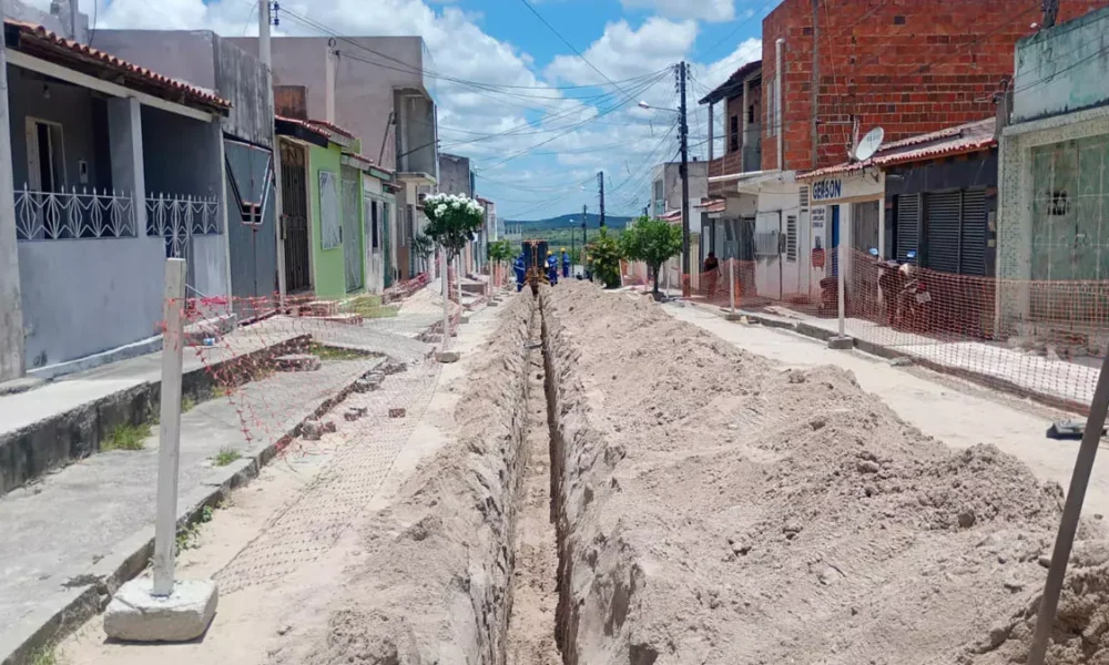 As obras de implantação da primeira etapa do Sistema de Esgotamento Sanitário seguem avançando no município de Conceição do Coité.