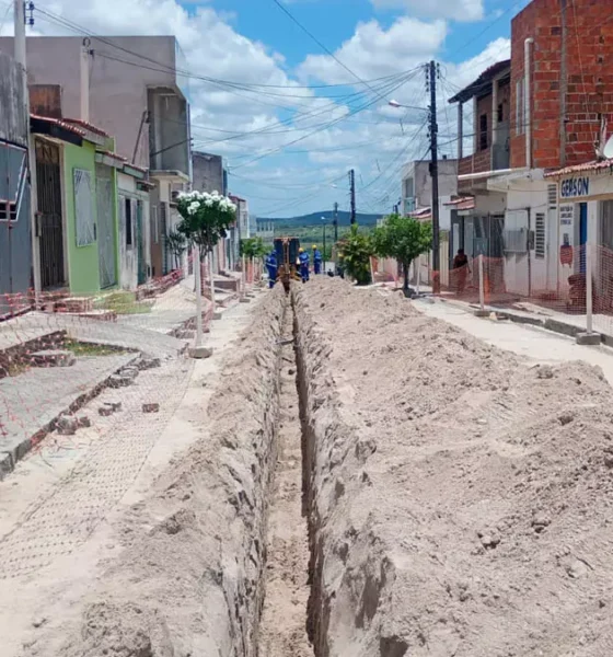 As obras de implantação da primeira etapa do Sistema de Esgotamento Sanitário seguem avançando no município de Conceição do Coité.