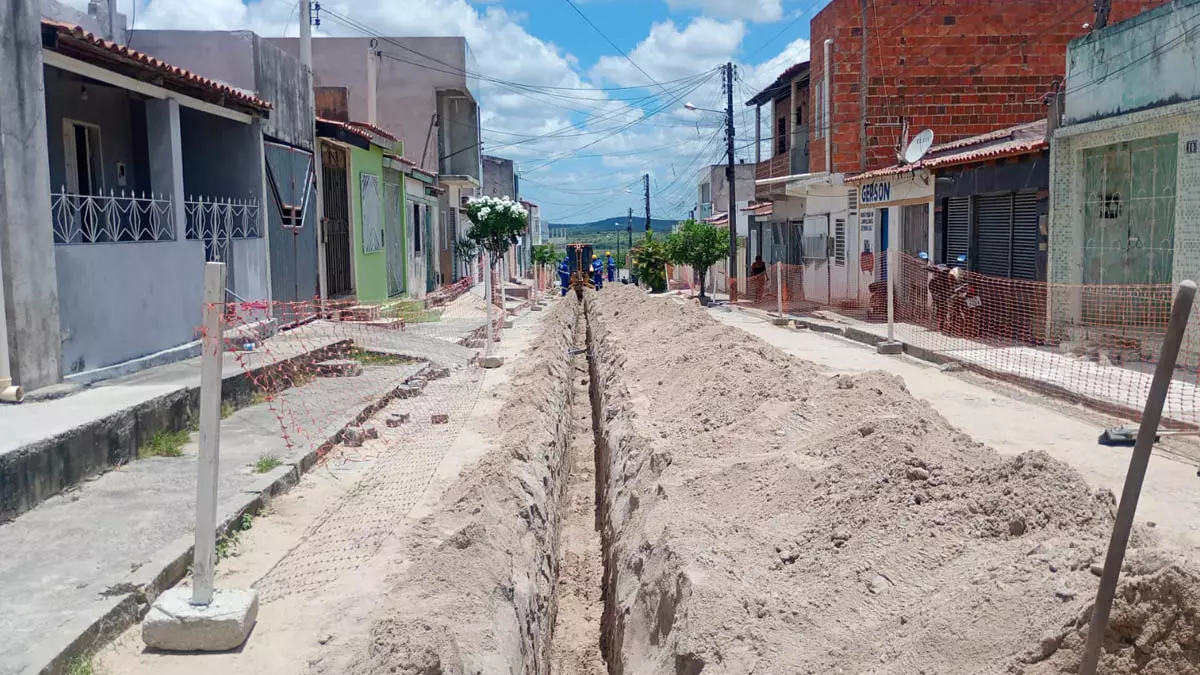 As obras de implantação da primeira etapa do Sistema de Esgotamento Sanitário seguem avançando no município de Conceição do Coité.